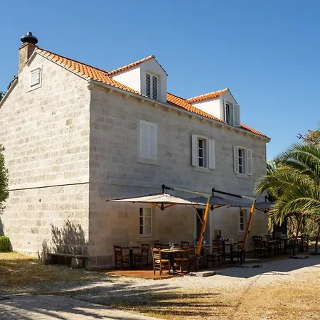 Vrnik Arts Club