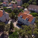 Vrnik Arts Club 4*