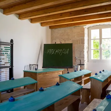 Vrnik Arts Club Korcula Town