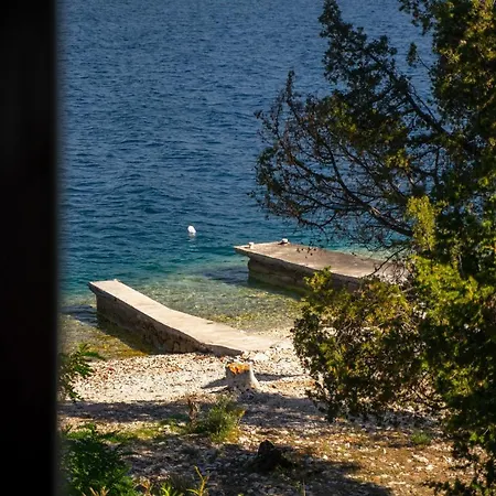 Vrnik Arts Club krevet i doručak