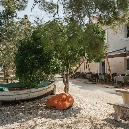 krevet i doručak Vrnik Arts Club