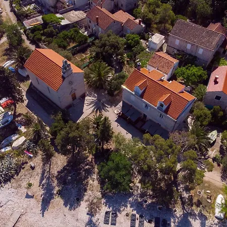 Vrnik Arts Club Bed & Breakfast