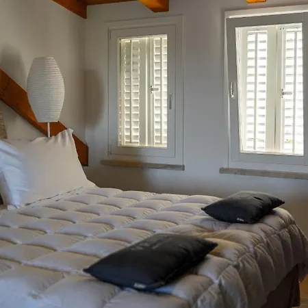 Bed & Breakfast Vrnik Arts Club