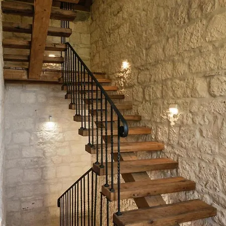 Bed & Breakfast Vrnik Arts Club